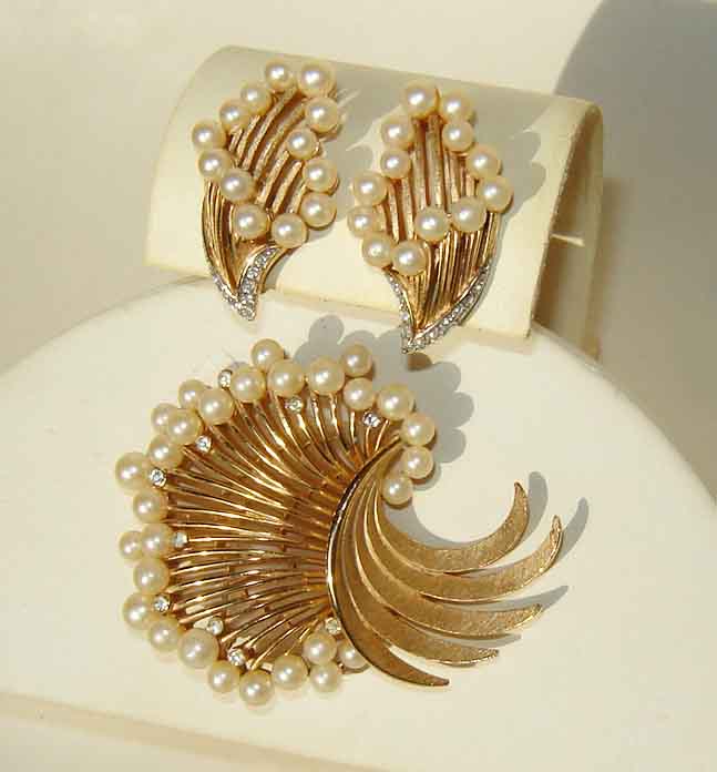 Vintage Trifari Demi Parure 60s Pearl & Rhinestone Brooch Pin & Earrings Set