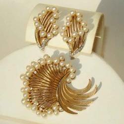 Vintage Trifari Demi Parure 60s Pearl & Rhinestone Brooch Pin & Earrings Set